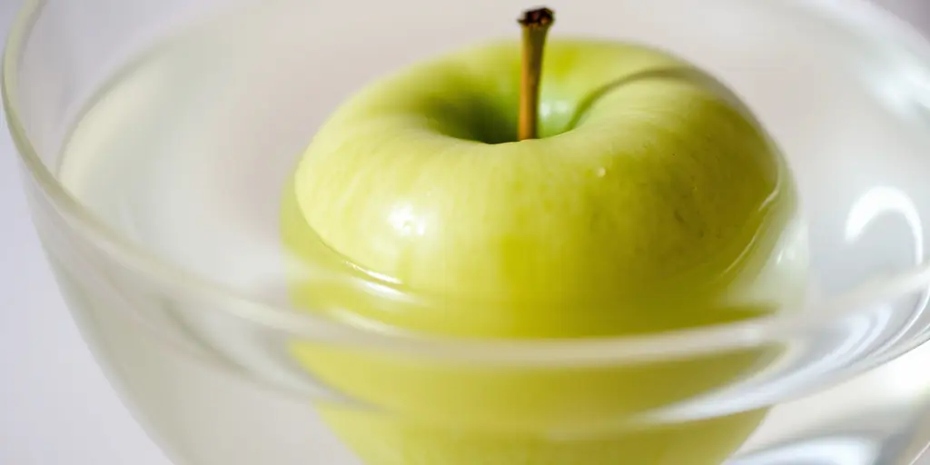 Äpfel im Wasser